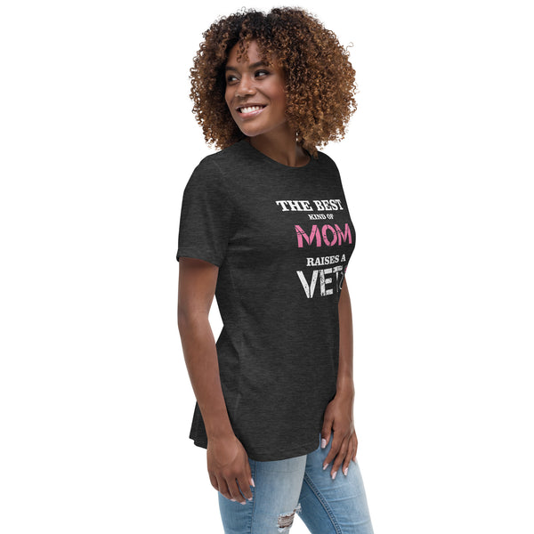 The best kind of Mom raises a Veterinarian Women's T-Shirt