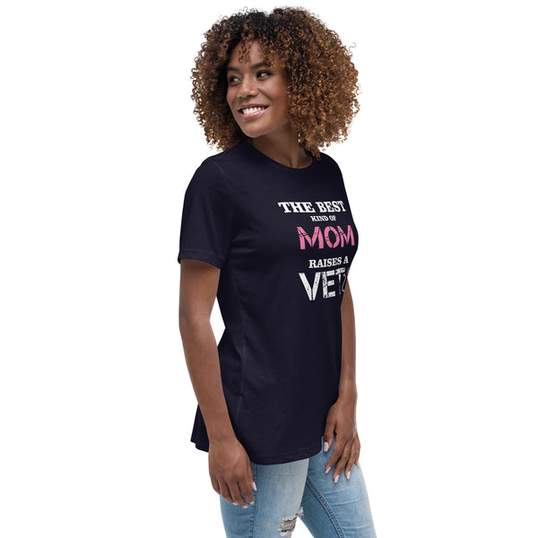 The best kind of Mom raises a Veterinarian Women's T-Shirt